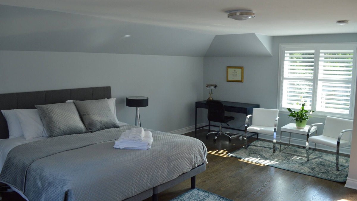 York Mills House | Spacious and cozy retreat with parking