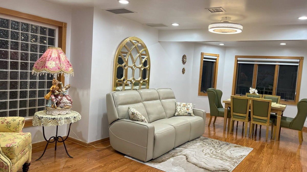 Murray Hill Apartment | Spacious and Elegant apartment on second floor with all the amenities.