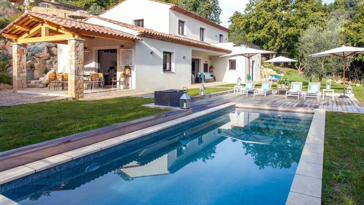 Chateauneuf-Grasse Villa | Spacious and Modern 4 Bedroom