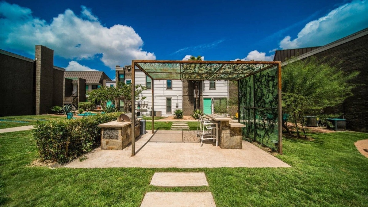 Riverside Apartment | Spacious and Fun King Bed 2BR w Pool 5 Min to DT