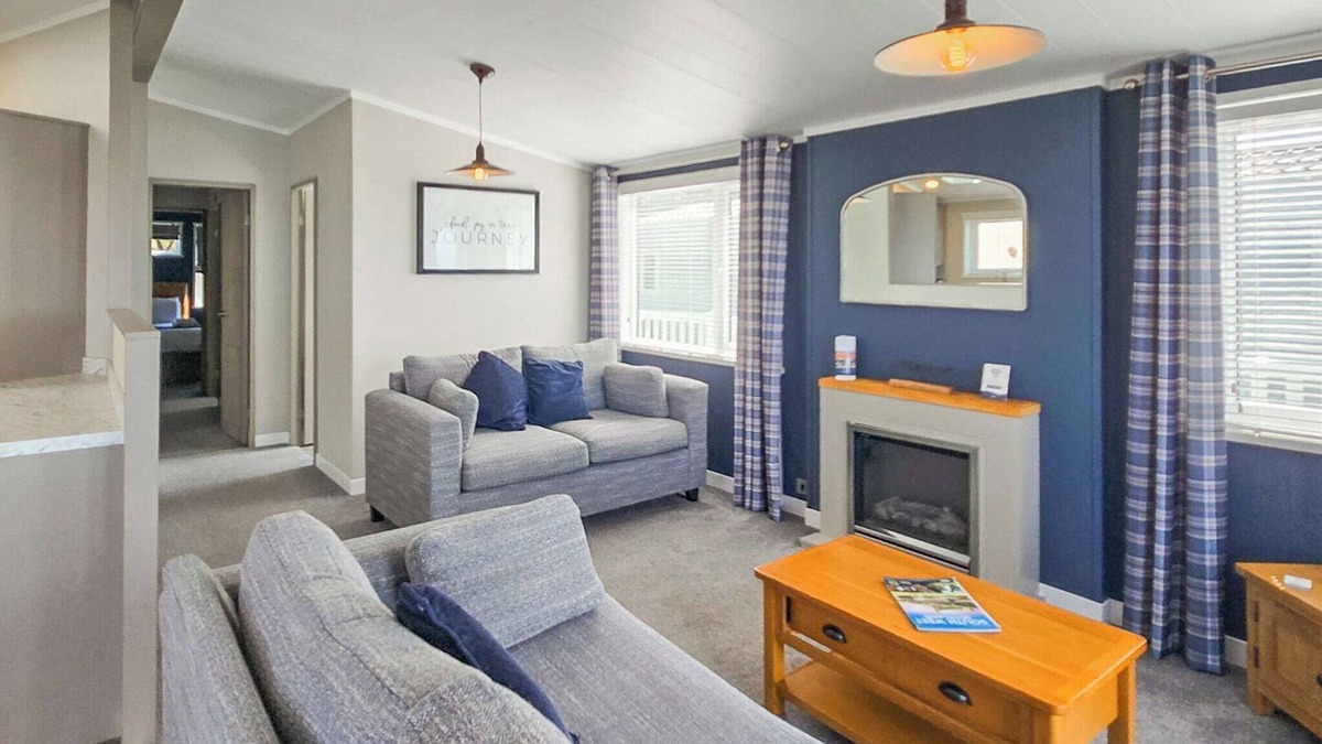 Lendalfoot Ski Chalet | Spacious and luxurious lodge situated on the sea front.
