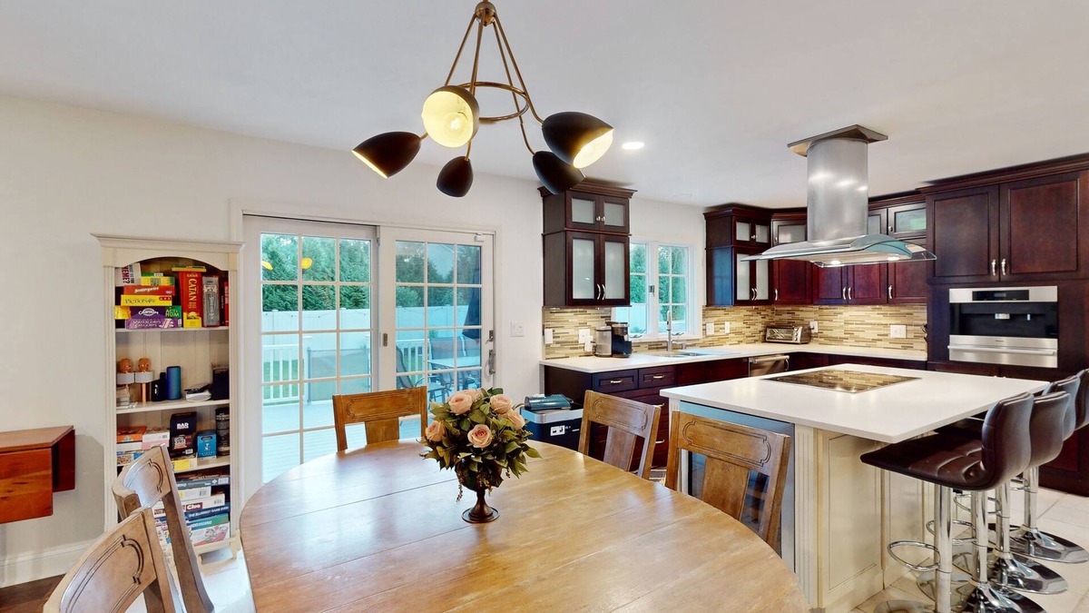 Jefferson House | Spacious and Luxurious House with Heated Pool, Hot Tub and Gas Grill
