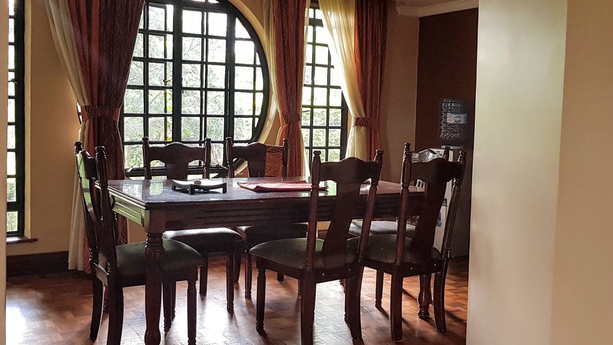 Nairobi House | Spacious and Magnificent Villa with Mature Private Gardens