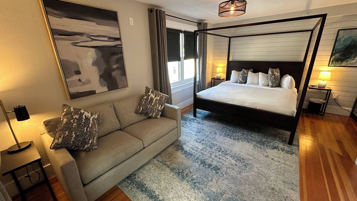 Yachting Village Hotel | Spacious and modern 1 Bed/1 Bath/(Sleeps 4) Dog friendly with parking on Historic Pelham St.
