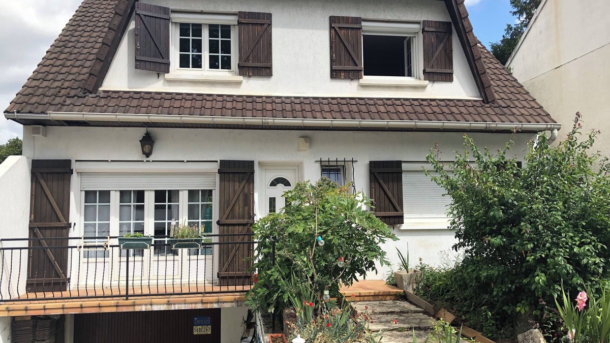 Vitry-sur-Seine House | Spacious and modern 4 bedroom 2 bathroom House with garden ideal fir families
