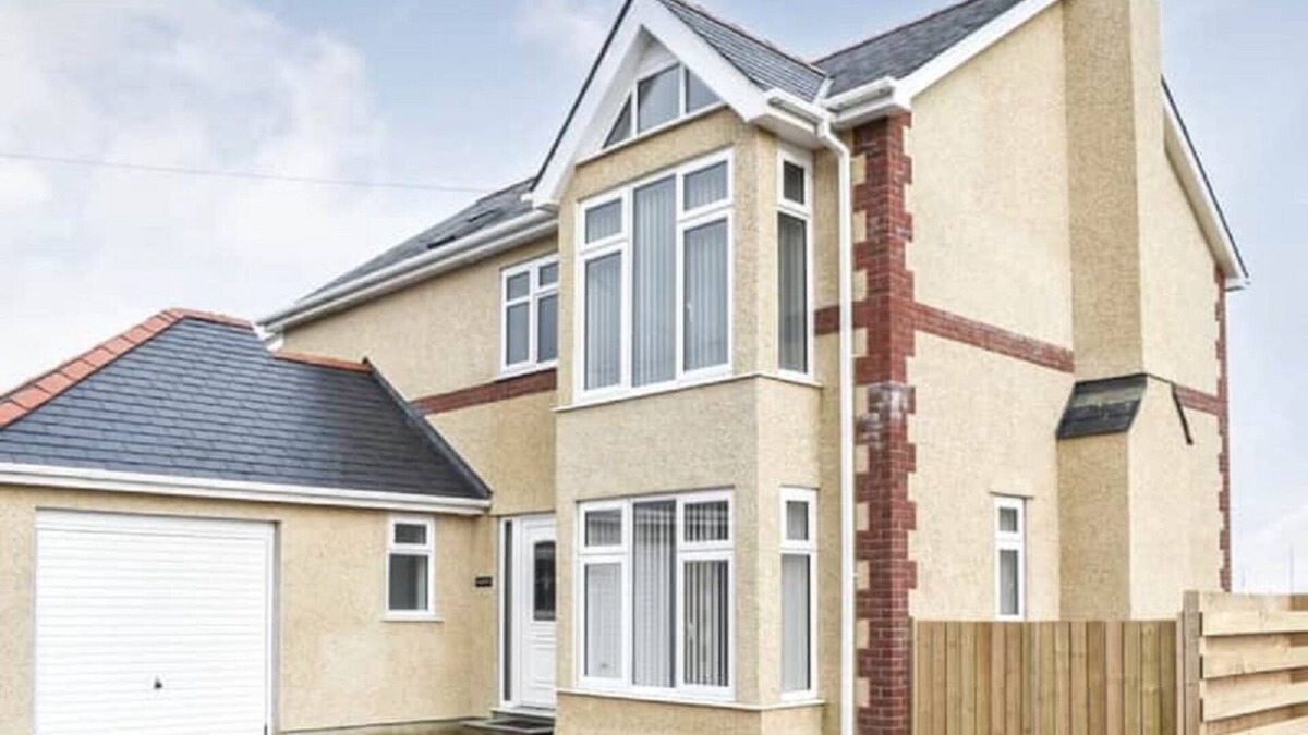Cylch-Y-Garn House | Spacious and modern 4 bedroomed detached house with panoramic views