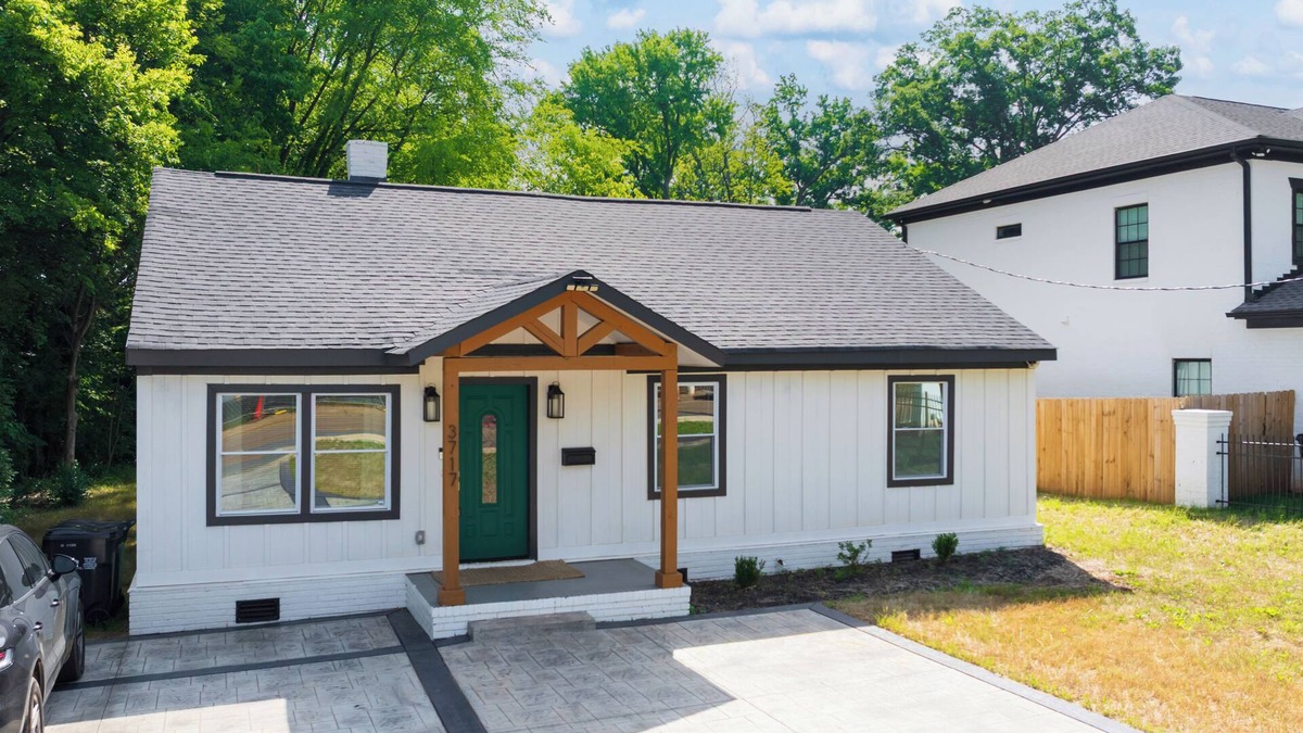 Charlotte House | Spacious and Modern 4 Bedroom, 2 Bathroom Home in the Heart of CLT