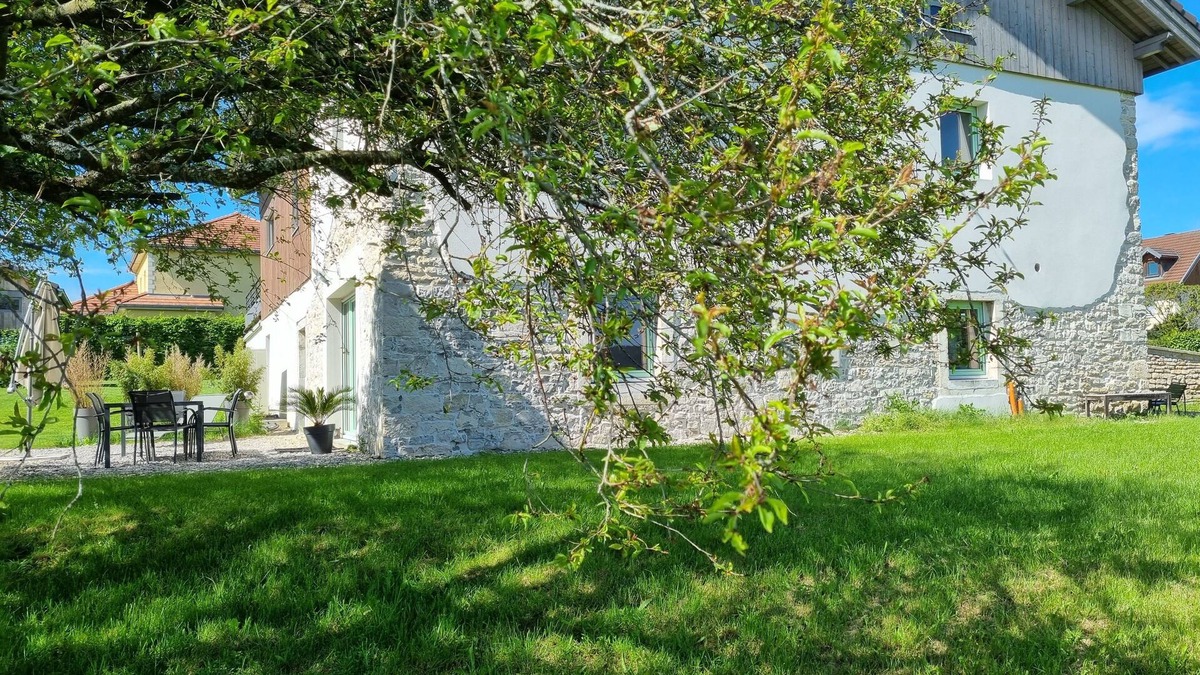 Orchamps-Vennes Apartment | Spacious and peaceful apartment in house