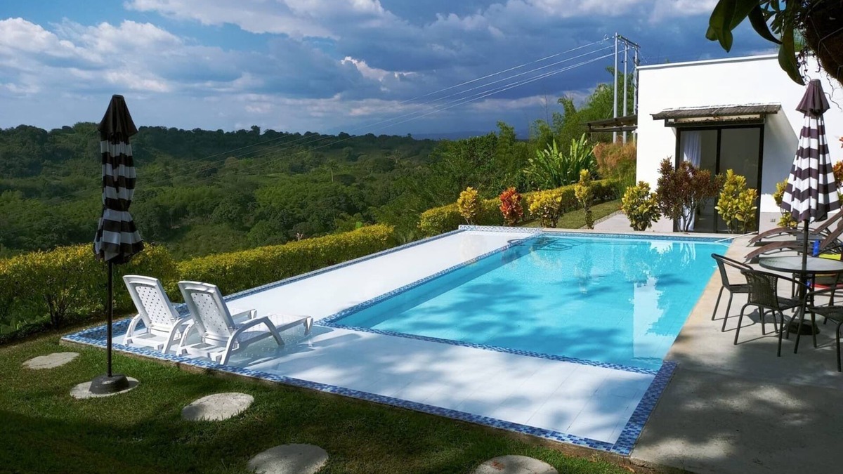 La Tebaida House | Spacious and Private Secluded Villa/Minutes to Parque Del Café/Salento