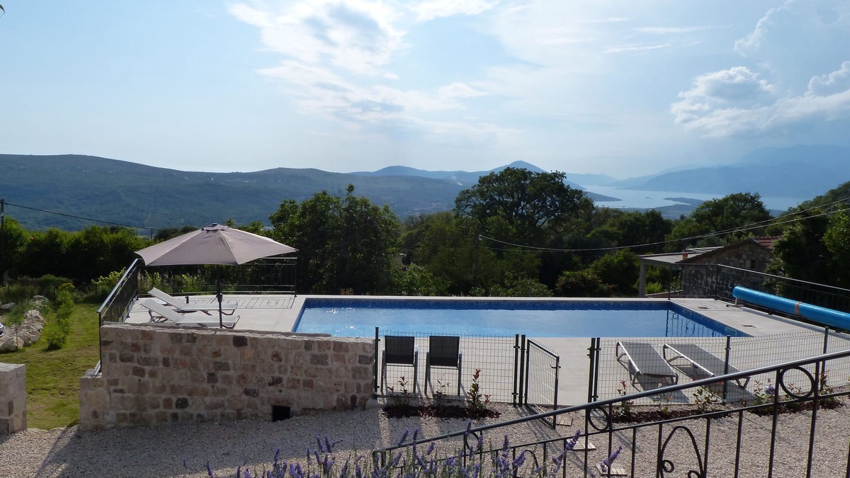 Radanovici House | Spacious and renovated stone house with swimming pool and stunning view