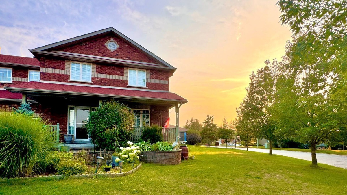 Barrie House | Spacious and Serene 4-Bedroom Retreat in Barrie
