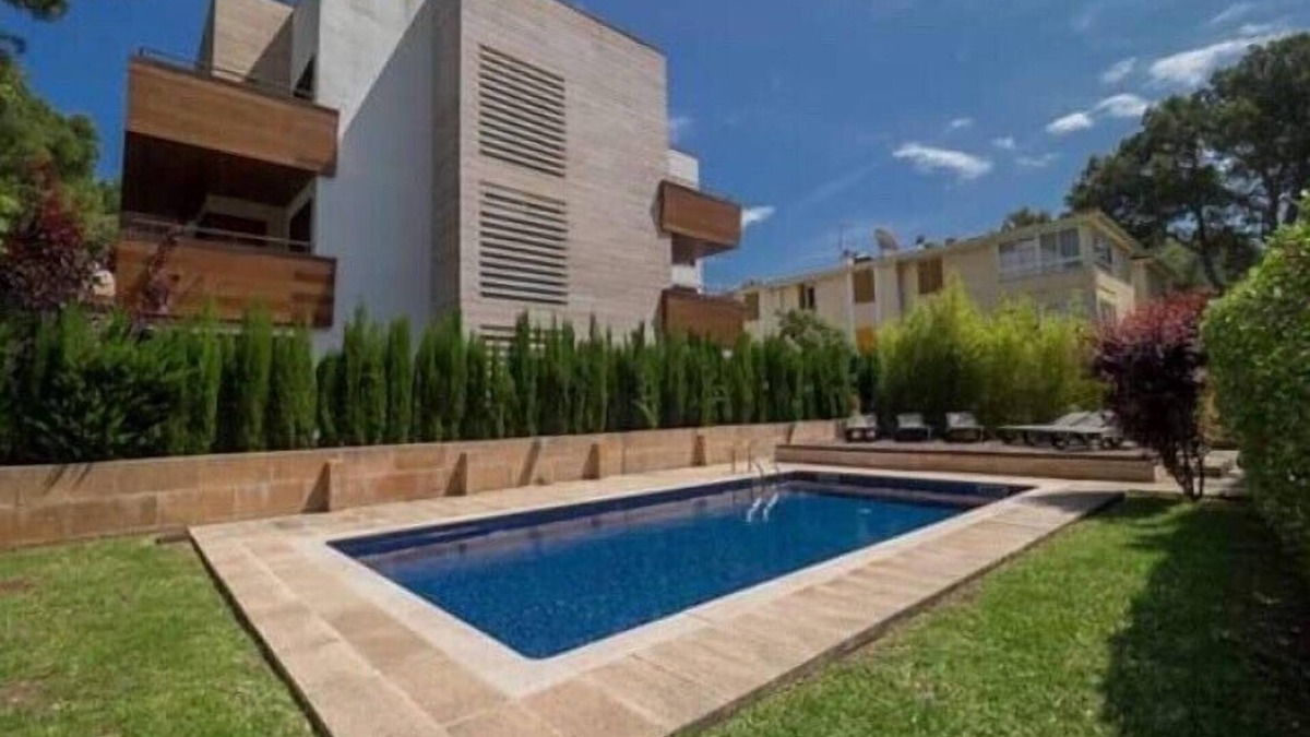 Puerto de Pollensa Apartment | Spacious and sleek apartment with pool just a 5 minute walk to beach/nightlife.