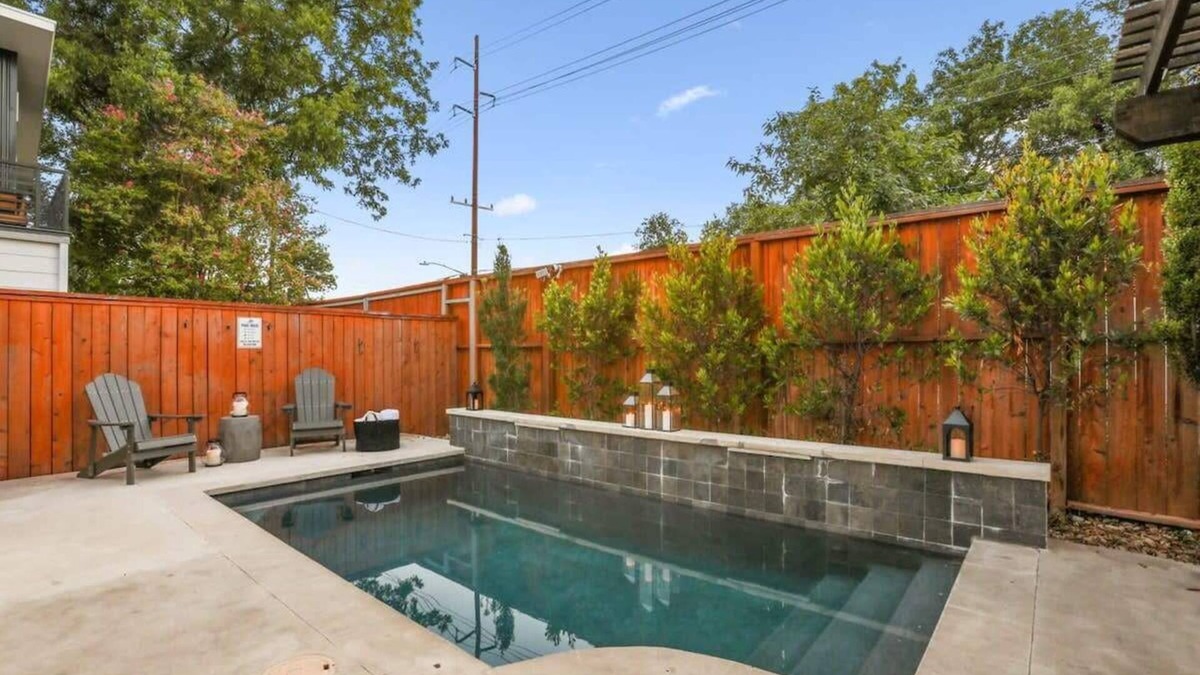Govalle House | Spacious and Sleek Modern Elegance |Heated Pool