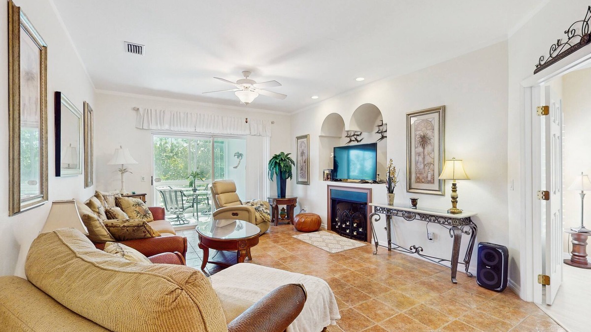 Burnt Store Marina Condo | Spacious and snowbird friendly home with W/D, close to beaches, parks and harbor