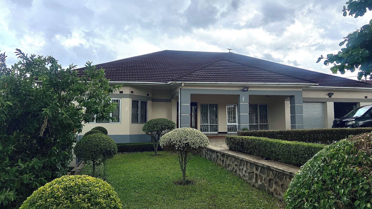 Blantyre House | Spacious and staffed 4-bedroom house with WiFi and AC in Blantyre