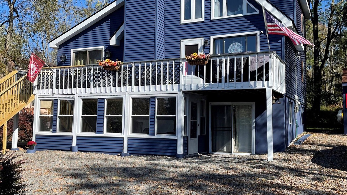Lake Ariel Ski Chalet | Spacious and Tranquil Lazy Lake Lodge Escape