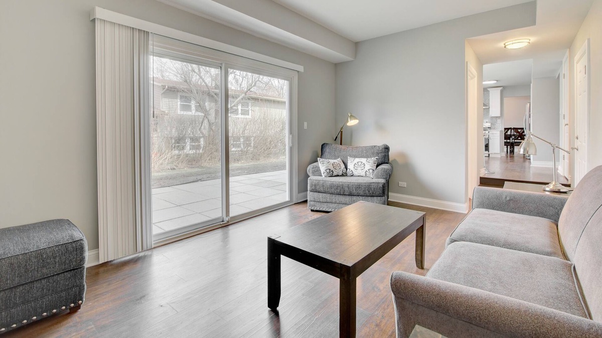 Arlington Heights House | Spacious and Cheerful Newly Updated 5 BR Home Close to DT Chicago and Airport