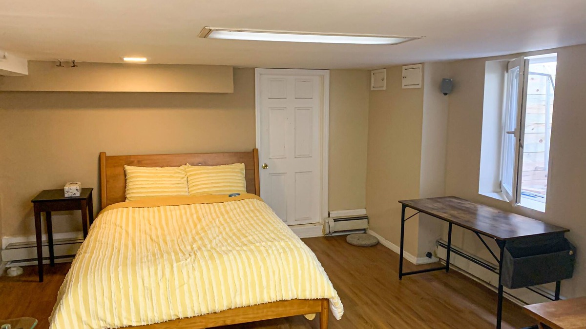 Murray Hill House | Spacious ans sunny entire basement w full bath walk to LIRR