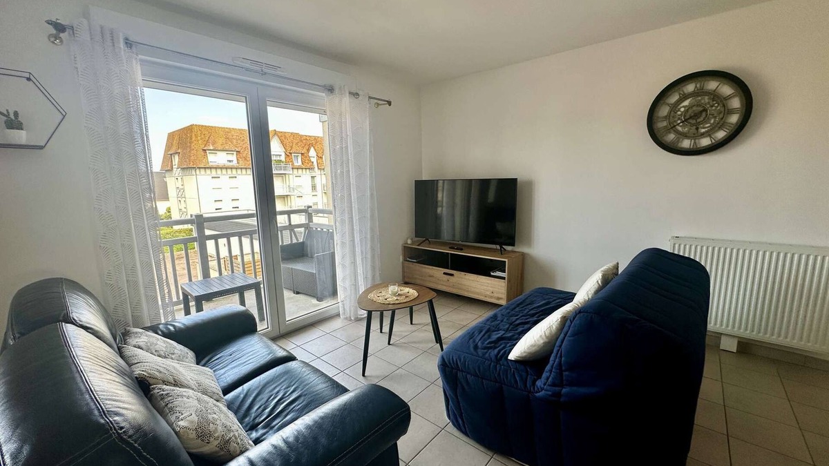 Courseulles-sur-Mer Apartment | Spacious apartment - Balcony - 50m from the beach
