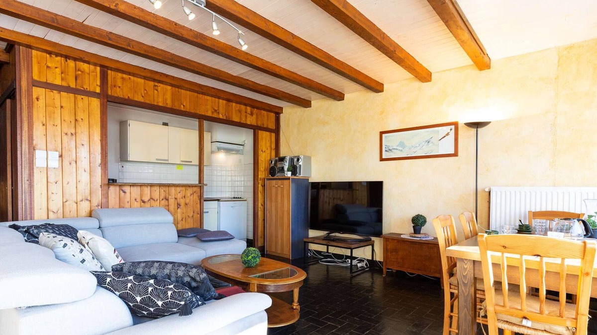 Pla d'Adet Apartment | Spacious apartment for 7, near slopes, fireplace, pets allowed