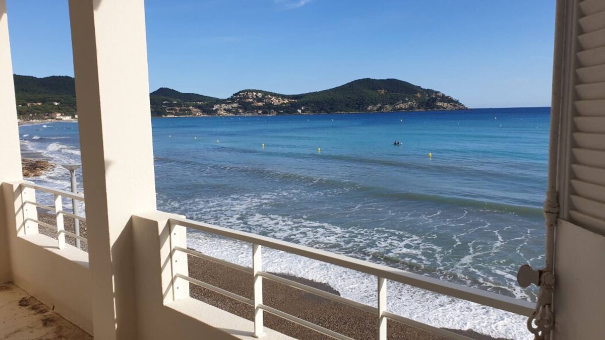Les Lecques Apartment | Spacious apartment Unobstructed View Of Mediterranean Sea In The Heart Of The Village
