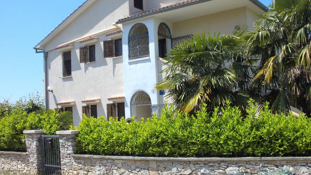 Rovinjsko Selo Apartment | Spacious apartment with sea views and air conditioning