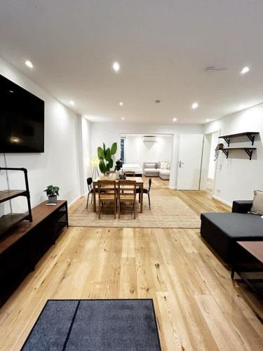 Rotherbaum Apartment | Spacious Apartment for 12 in Hamburg