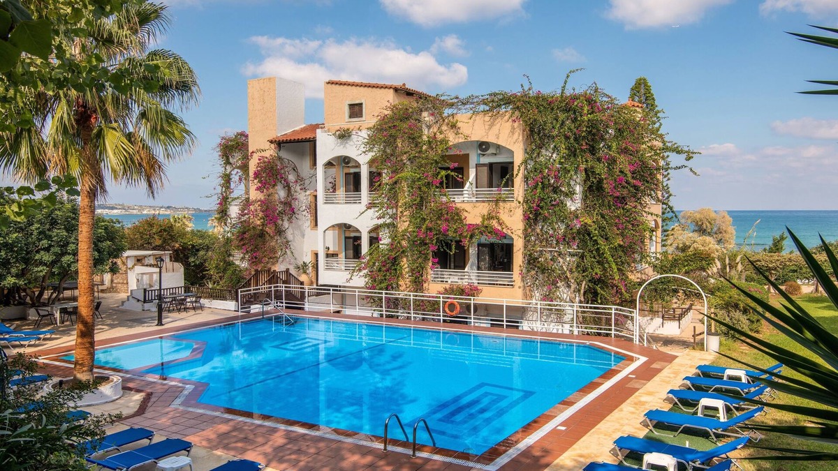 Hersonissos Centre Apartment | Spacious Apartment with wonderful garden