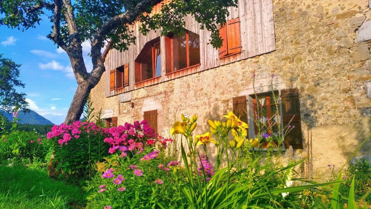 Burdignin Apartment | Spacious apartment in LA ROCHE AUX FEES with sauna and gym