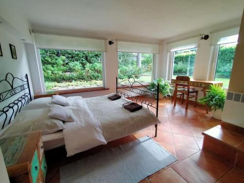 Srodmiescie Apartment | Spacious apartment in green district.