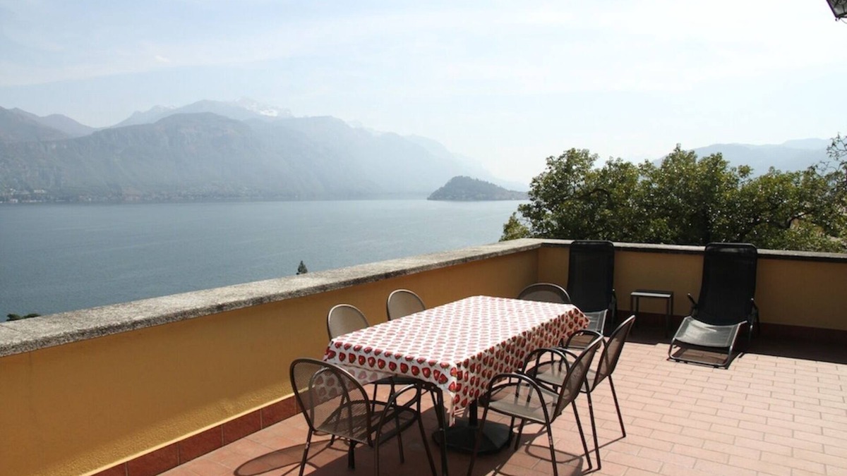 Menaggio Apartment | Spacious apartment in residential area with lake view