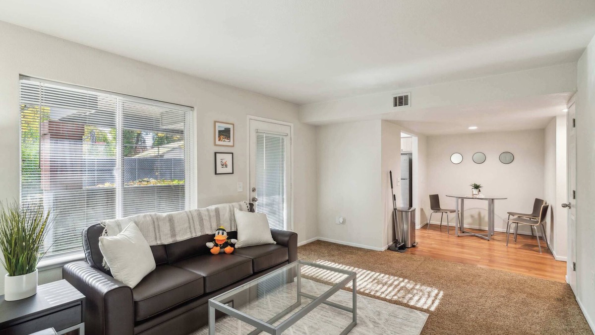 Harlow Apartment | Spacious Apartment in Prime Location 5mins to DT