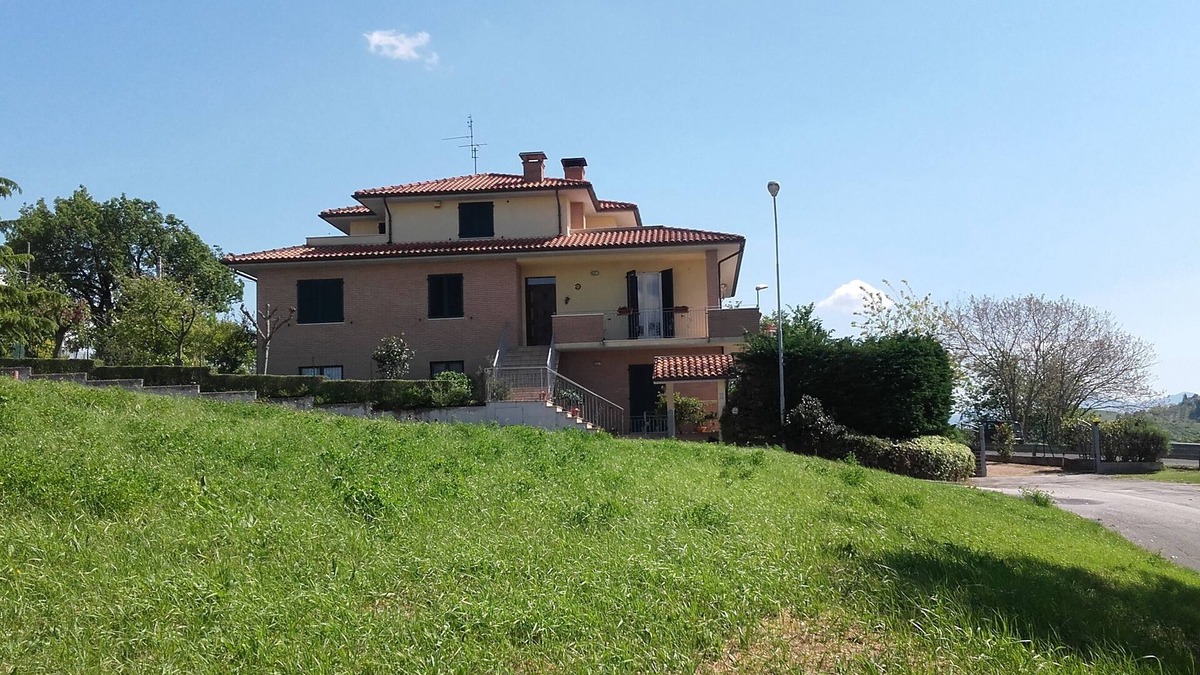 Montecarotto Apartment | spacious apartment with a separate entrance on the ground floor and a small garden