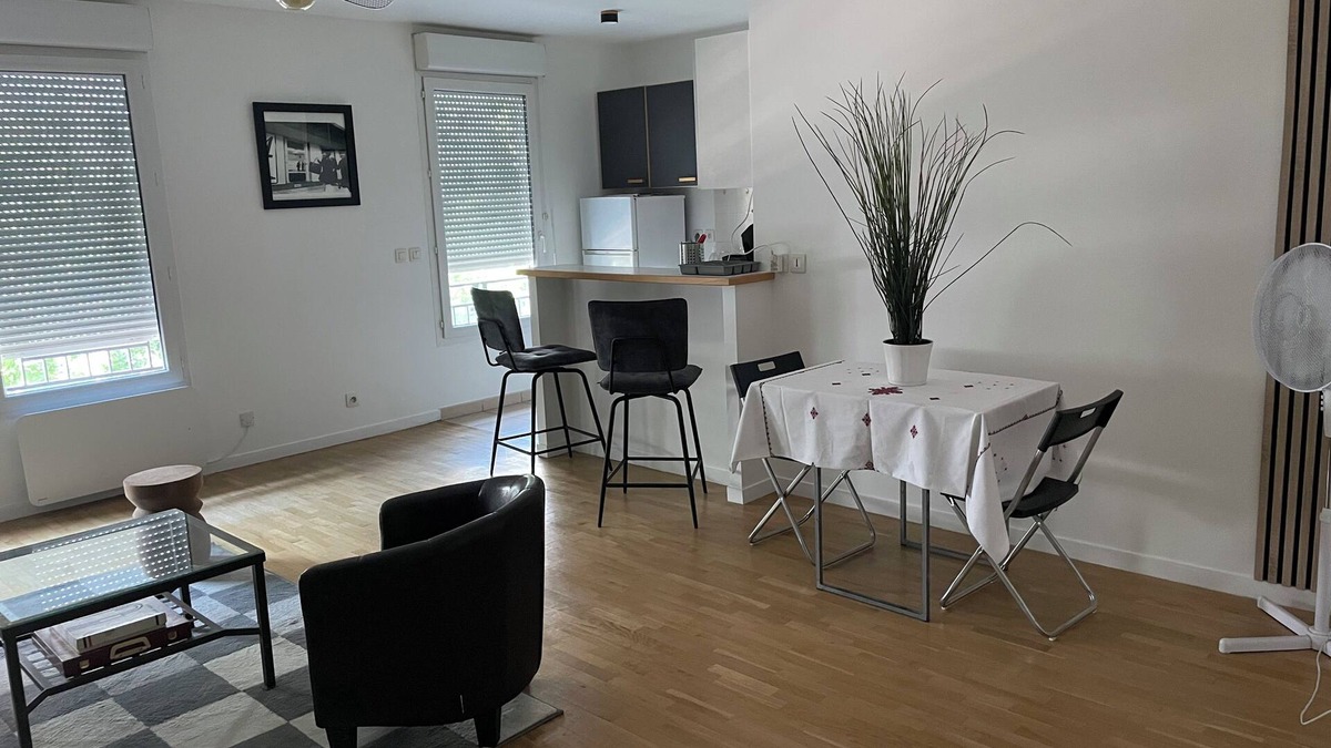 Montrouge Apartment | Spacious apartment just outside Paris