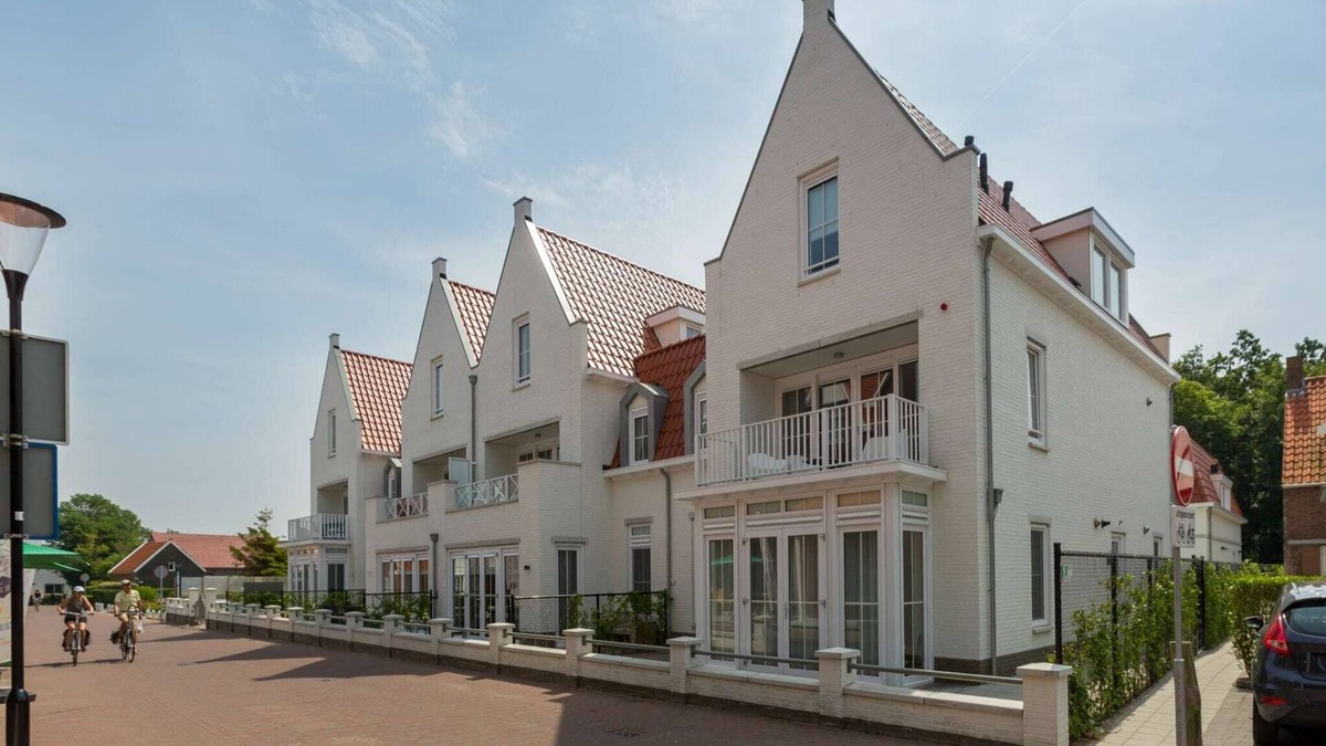 Dishoek Apartment | Spacious Apartment in Koudekerke with Terrace