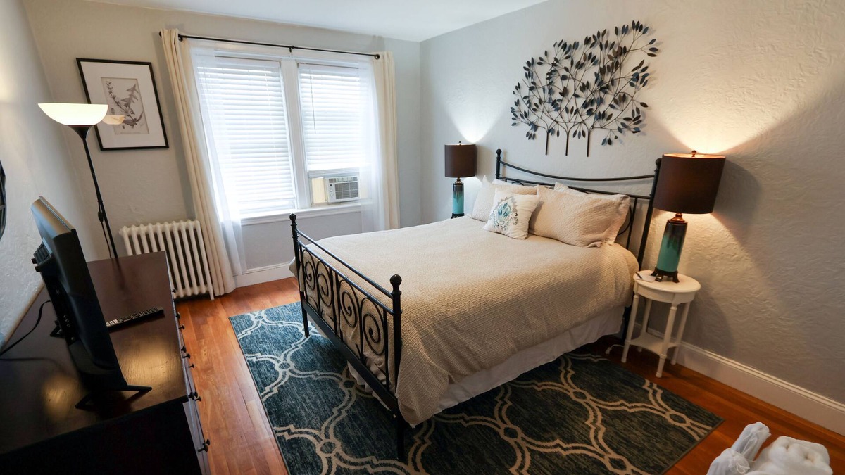 Commonwealth Apartment | Spacious Apartment, Steps to Public Transport & Hospitals.