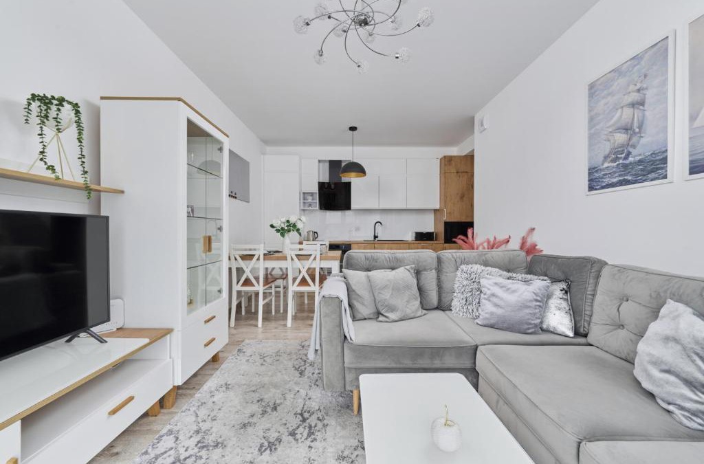 Krzyki Apartment | Spacious Apartment suitable for Remote Work with Balcony & Parking by Noclegi Renters