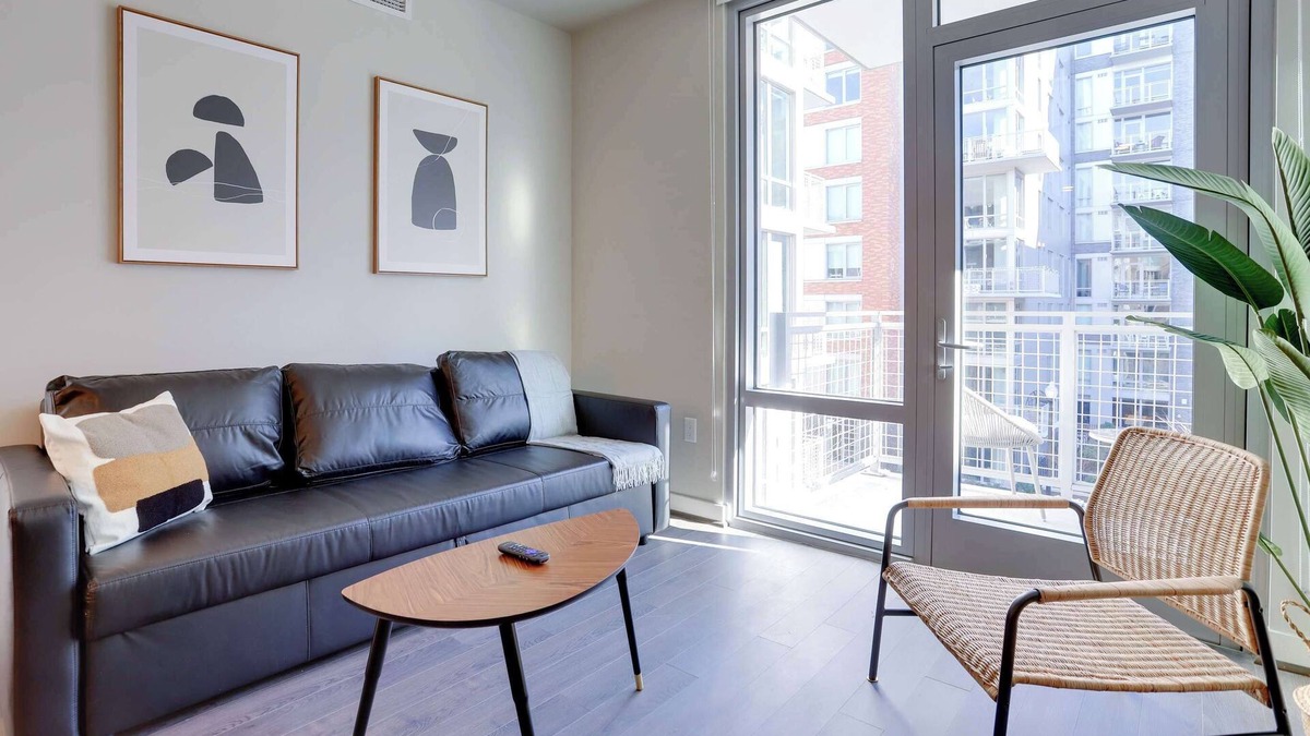 Clarendon Apartment | Spacious Apartment w Stunning Building Facilities!