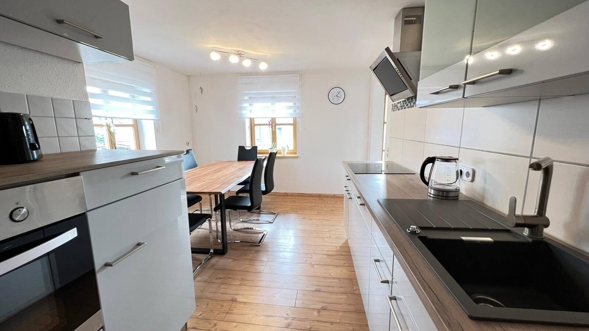 Silberberg Apartment | Spacious apartment with balcony, hanging chair and box-spring bed