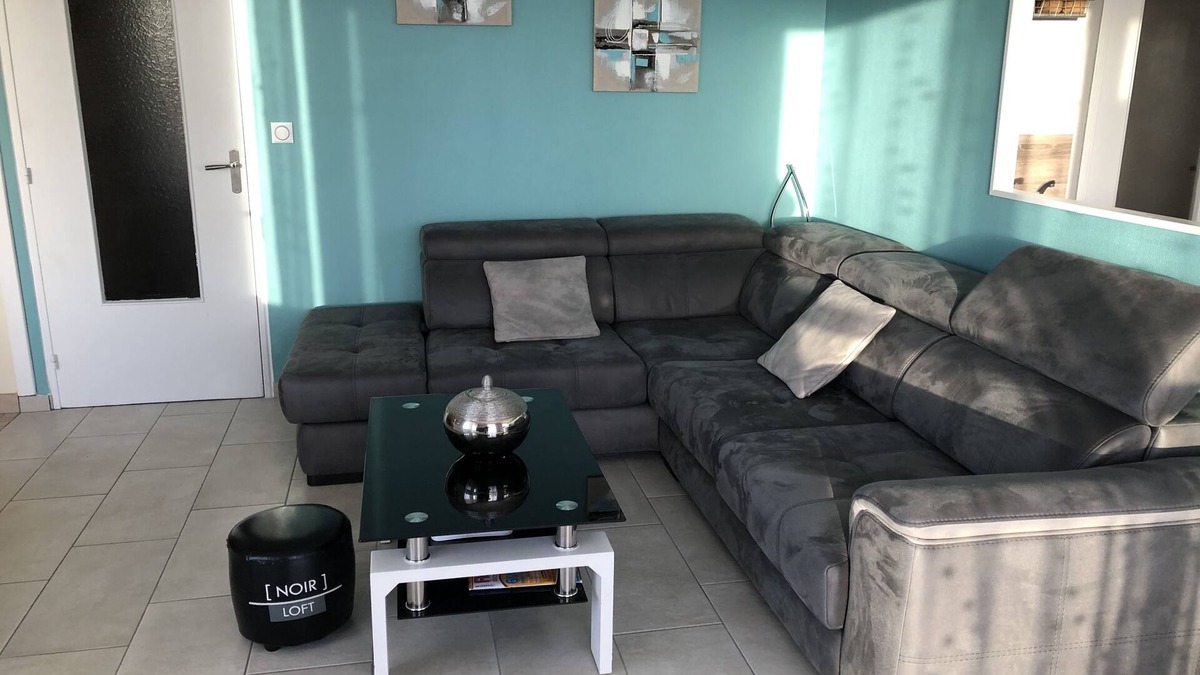 Paroisse Saints-Pierre-et-Paul-Apotres Condo | Spacious apartment with large terrace. Close to tram line.