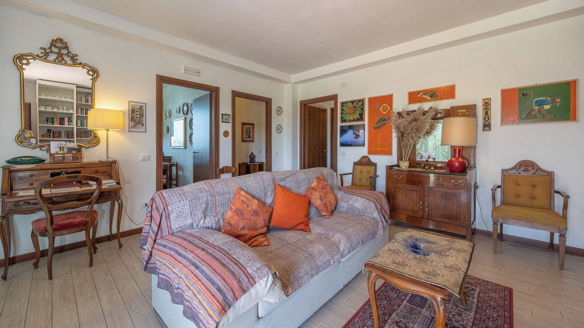 Castiglione del Lago Apartment | Spacious apartment with all amenities within walking distance of Castiglione del Lago.