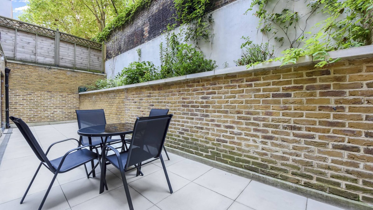 St. Pancras Apartment | Spacious apartment with private patio
