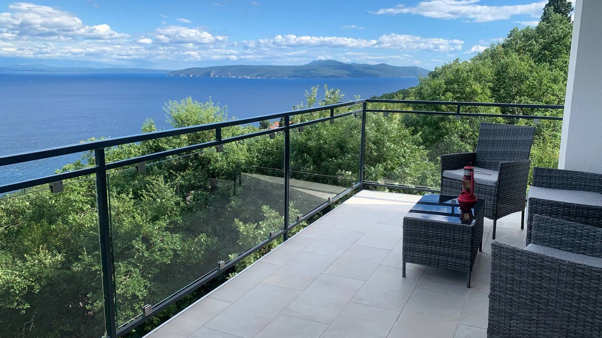 Medveja Apartment | Spacious apartment with a beautiful view of the sea