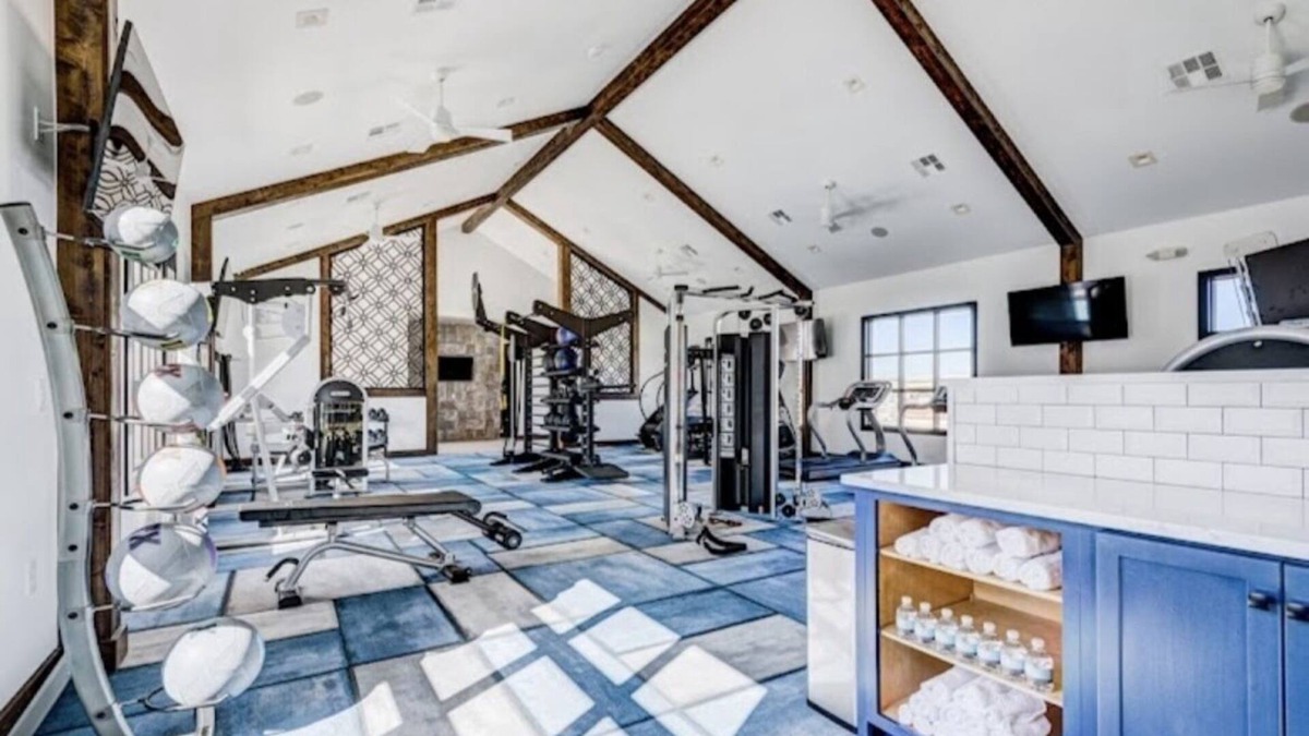 Klein Apartment | Spacious apartment with lovely pool and gym