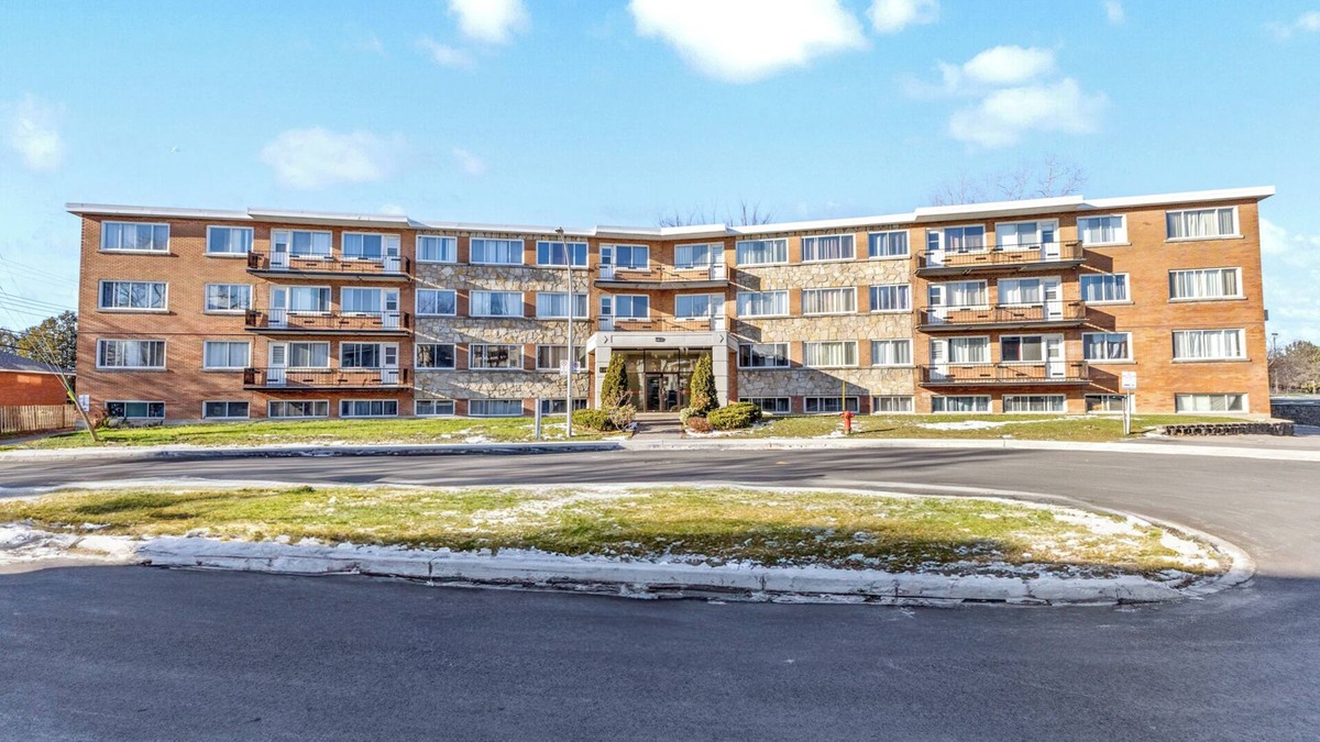 Dorval Apartment | Spacious apartments located close to any stores and restaurants.