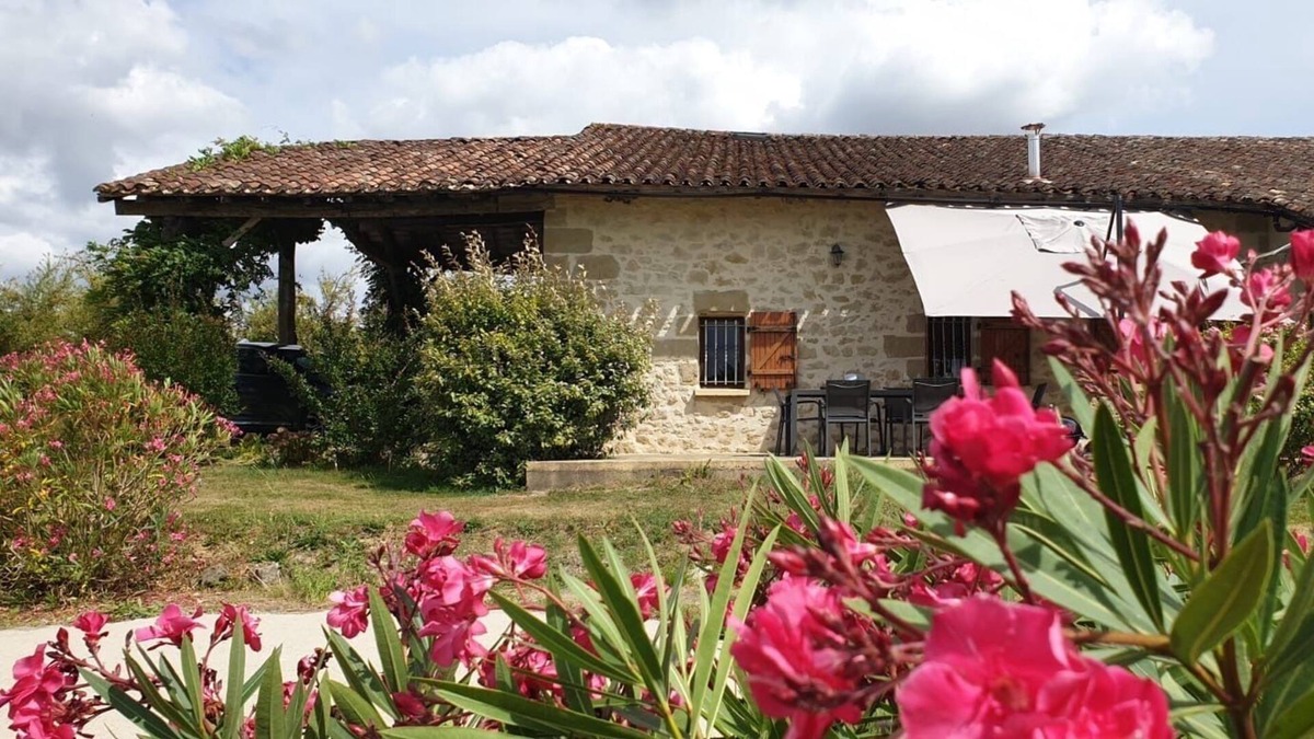 Armillac House | Spacious Bed and breakfast a lovely Barn in the pay de Lauzun south of Dordogne