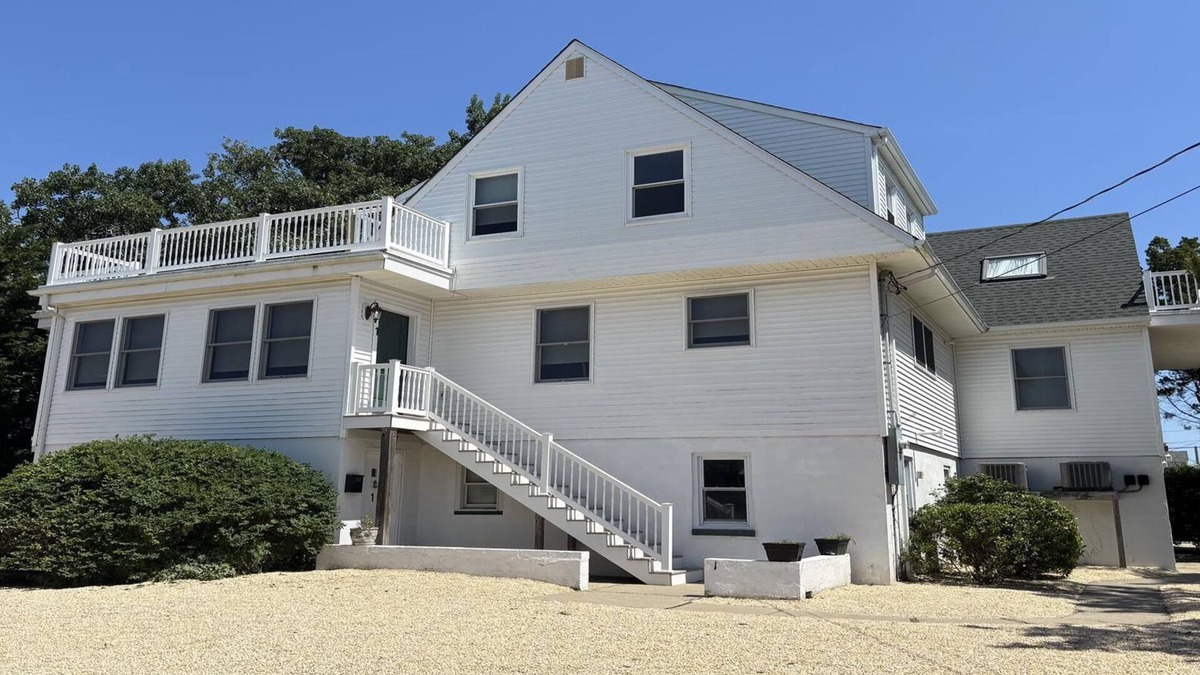 Beach Haven Gardens House | Spacious bay block 6 bedroom 4 bath home in Beach Haven Gardens