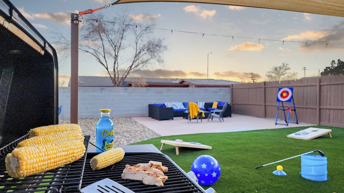 Page House | Spacious backyard with games/Grill & fire pit/2 Kings/Boat parking/Dogs welcome