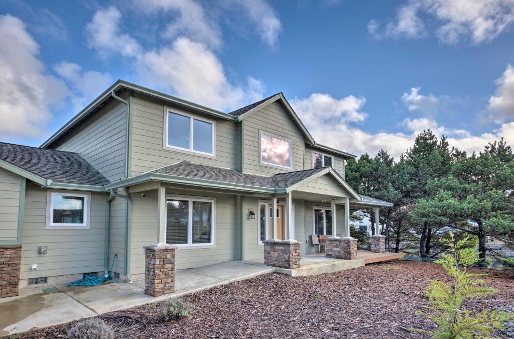 Bandon House | Spacious Bandon Getaway - 2 Blocks to Ocean!
