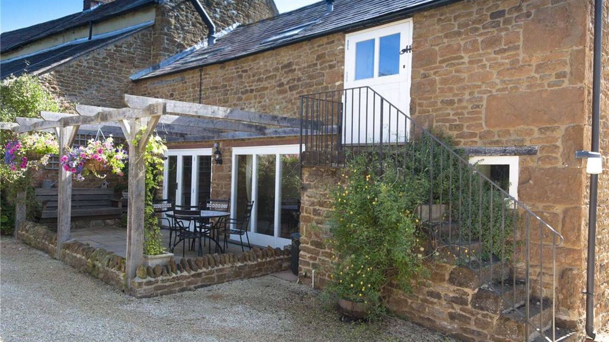 Shutford House | Spacious barn conversion in a tranquil Oxfordshire village